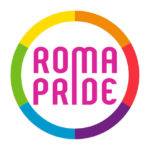 Logo Roma Pride, cercle arc-en-ciel stylisé encerclant le mot ROMA PRIDE en rose fuchsia, design vibrant et moderne, identitaire et facilement reconnaissable